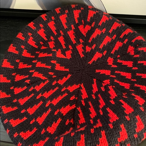 Stylish Vintage Black and Red Knit Beret with Gloves - Picture 2 of 3